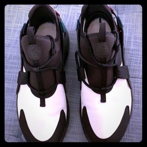 NIKE Hurache Gently Used Size 11